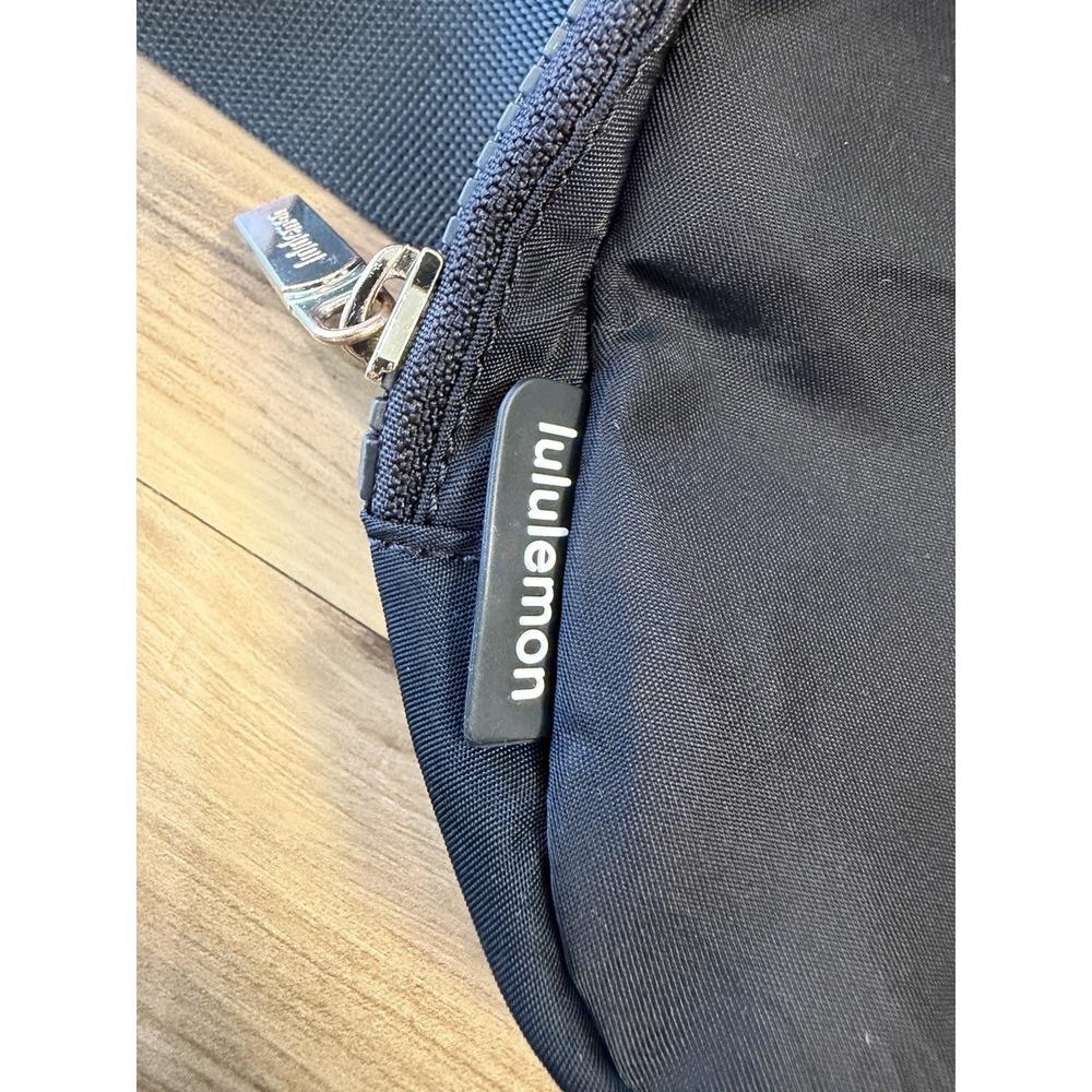 Lululemon Everywhere Belt Bag 1L Black Gold Casual Crossbody Waist Pack - Picture 2 of 10